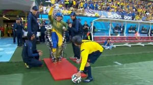 Feito histórico:  chute dado pelo paciente paraplégico Juliano Pinto na abertura da Copa do Mundo.