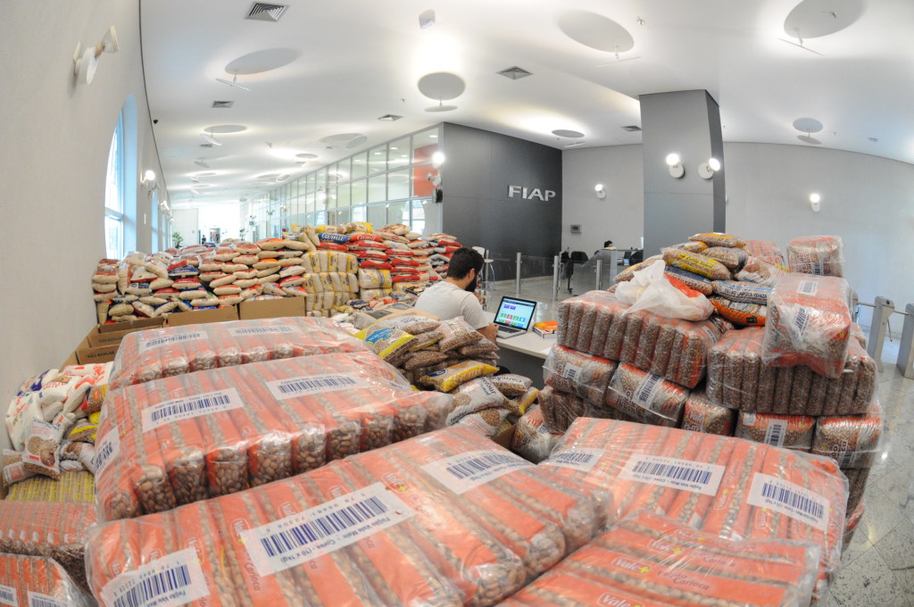 Durante campanha do trote solidário de 2014, FIAP arrecadou 14,4 toneladas de alimentos - Foto: Divulgação