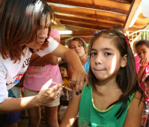 Criança recebe vacina contra sarampo - Opas 2014