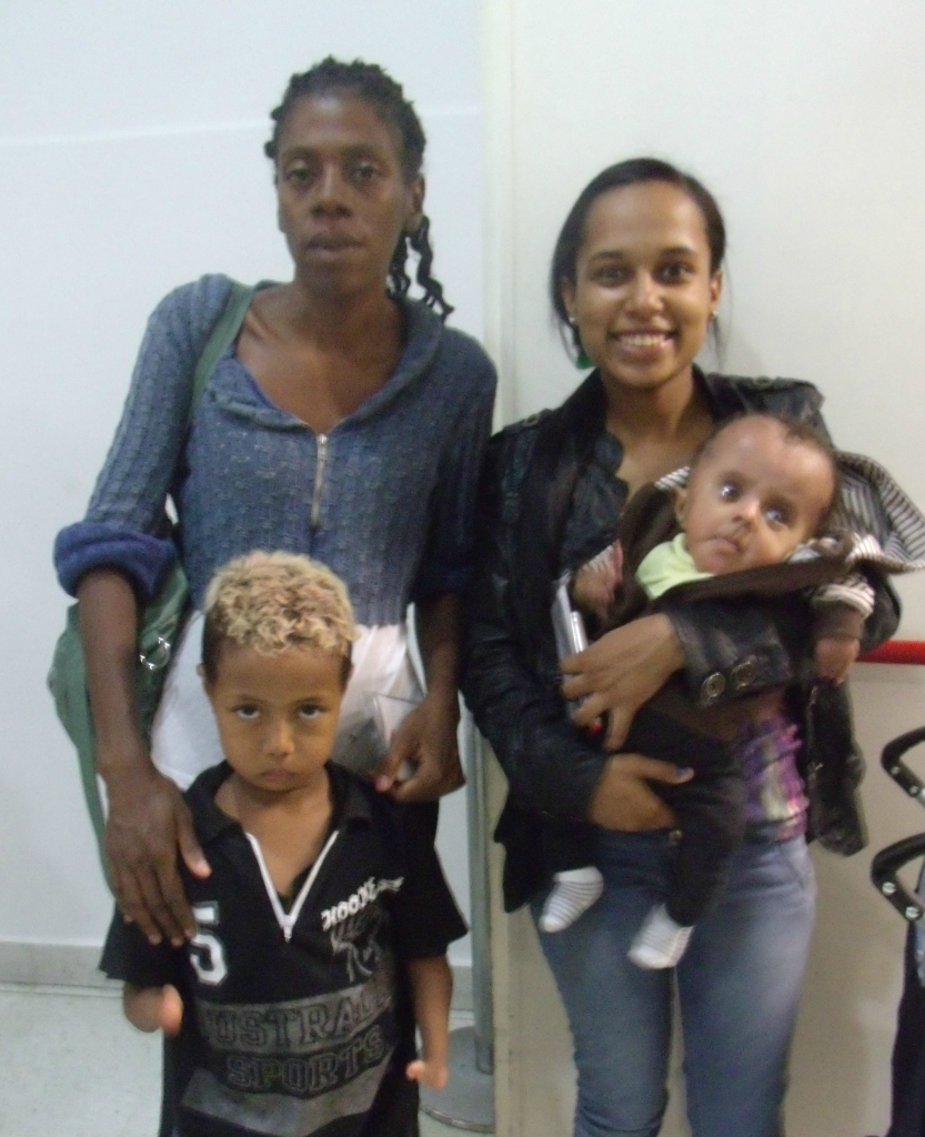 Ana Paula Graciano da Silva e o filho, Adrian, e Débora Silva e Pedro Henrique - Foto: Maria Fernanda Scala