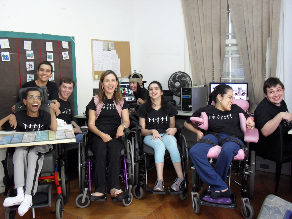 Redação da revista Bem-Vindo A.Nó.S, totalmente composta por pessoas com paralisia cerebral - Foto: Associação Nosso Sonho