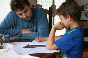 pai-e-filho-estudando