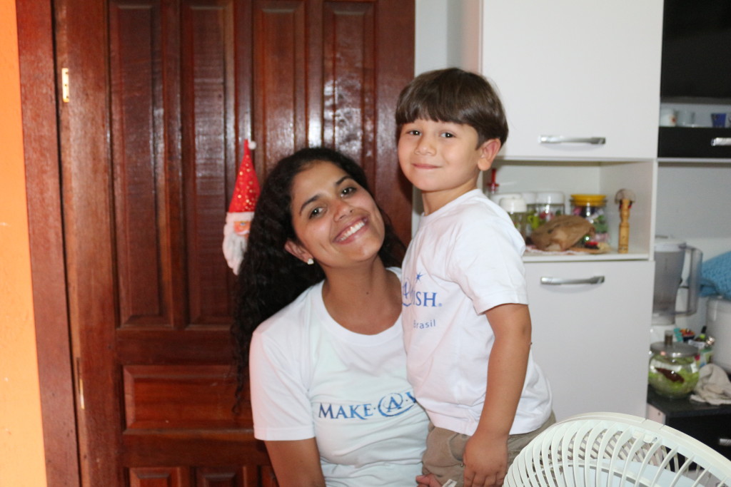 A voluntária Nadla Araújo é uma das "amigas grandes" de João Victor, como o garotinho diz - Foto: Make-A-Wish Brasil