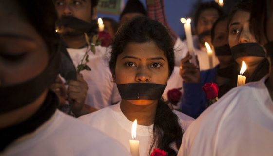 Mulheres indianas em protesto após a morte de uma jovem de 23 anos