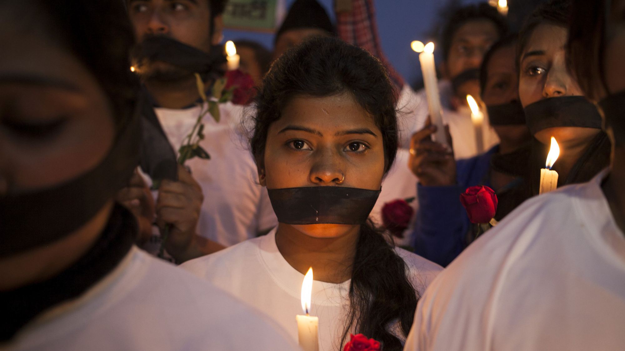 Mulheres indianas em protesto após a morte de uma jovem de 23 anos