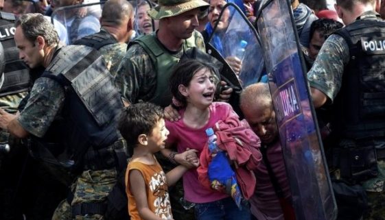 21ago2015---criancas-choram-assustadas-na-fronteira-da-grecia-com-a-macedonia-1440624102533_615x470