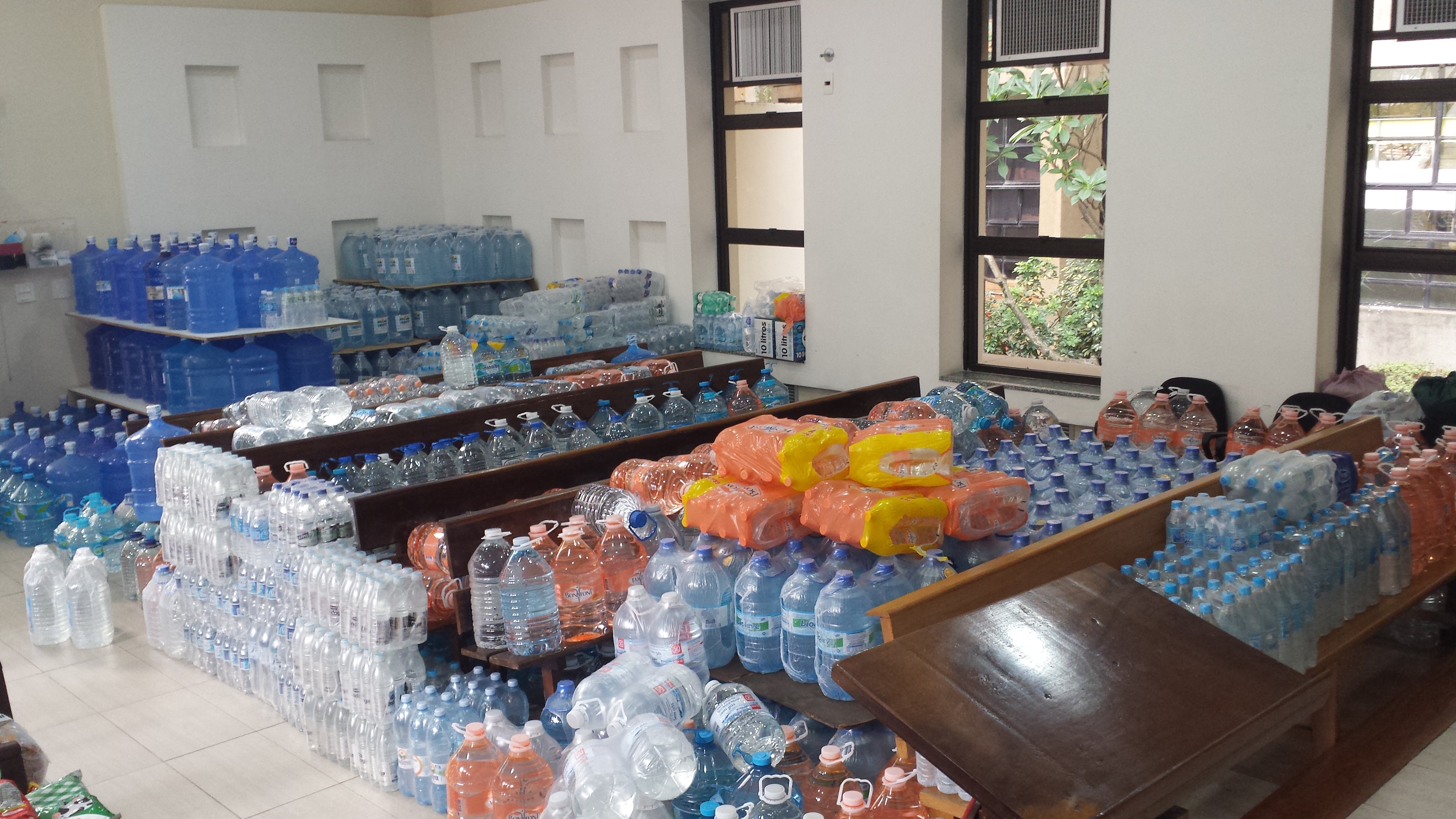 Em três dias, foram arrecadados mais de 10 mil litros de água; doações estão sendo guardadas na Capela do Mackenzie - Foto: divulgação