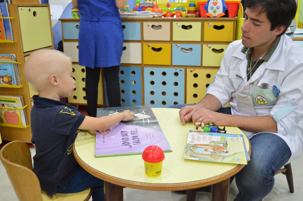Os voluntários da Associação Viva e Deixe Viver contam histórias para crianças em hospitais - Foto: Divulgação