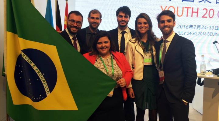 Delegação brasileira do Y20 com o diretor do Instituto Global Attitude (ao centro)