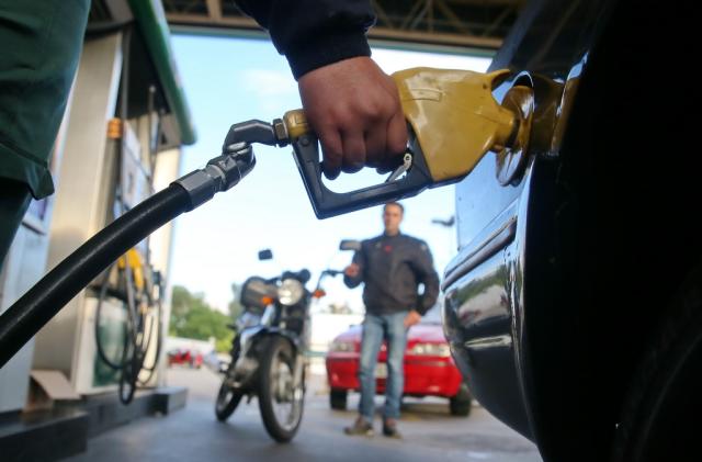 Brasil produz sua gasolina, mas cobra caro da própria população