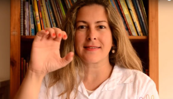 Professora conta histórias infantis em Libras no YouTube