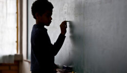 1 em cada 3 jovens de famílias pobres nunca frequentou a escola