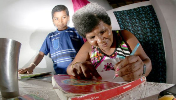 Filho de 12 anos ensina mãe catadora de recicláveis a ler e escrever