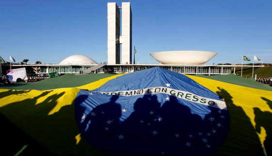 Democracia e crise política no Brasil