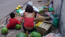 Famílias brasileiras desperdiçam em média 128 kg de comida por ano