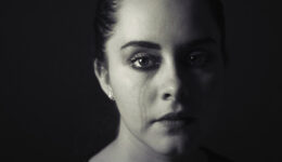 43% dos casos de violência contra a mulher ocorrem dentro de casa