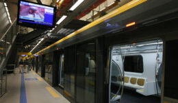Linha 4 amarela é processada por coleta de dados através de câmeras