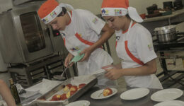 Curso de gastronomia é oferecido a alunos de baixa renda em SP