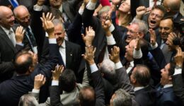 Parlamentares no Brasil ganham mais que alemães, franceses e britânicos