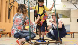 Brinquedos inclusivos mudam rotina de crianças com deficiência