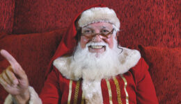Papai Noel aprende língua de sinais para atender crianças surdas