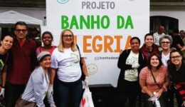Projeto leva chuveiro itinerante para pessoas em situação de rua no RJ