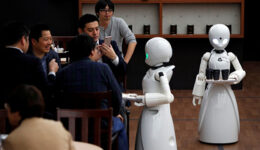 Café japonês tem garçons robôs operados por pessoas com deficiência