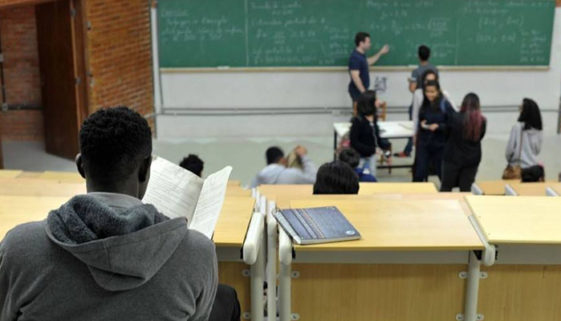 Instituto promove curso de português para refugiados e imigrantes