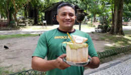 Vendedor de coco cria canudo sustentável feito de bambu