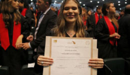 Estudante de Pernambuco recebe primeiro diploma em braile do estado