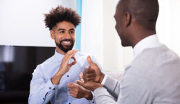 CIEE Saber Virtual abre curso gratuito para aprendizado de Libras