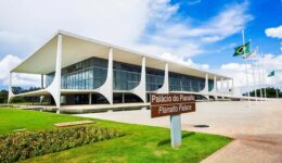 Pacto Pela Democracia critica governo Bolsonaro por excesso de decretos