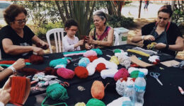 Coletivo espalha gorros por SP para pessoas em situação de rua