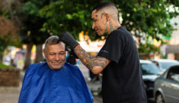 Cabeleireiro oferece cortes gratuitos para pessoas em situação de rua