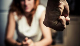 Mulheres são vítimas de 67% das agressões físicas registradas no Brasil
