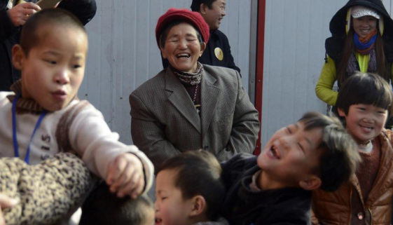 Um ato de amor: chinesa adotou 45 crianças ao longo da vida