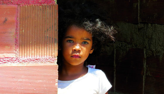 Exposição 'Aos Olhos Dela' retrata cotidiano do Complexo da Maré