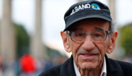 Sobrevivente do Holocausto vira baterista e faz show em SP, aos 94 anos