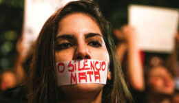 A cada oito horas, uma mulher é morta no Brasil