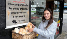 Padaria de Curitiba doa pães e salgados para pessoas carentes