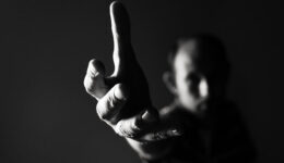 Guia aborda maneiras de prevenir e falar sobre suicídio