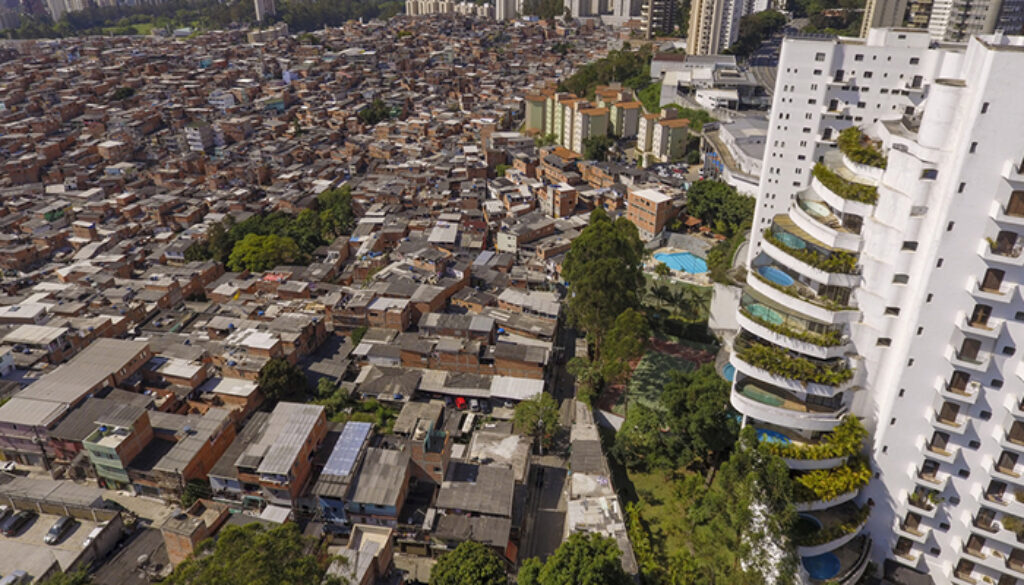The Paraisópolis Slum, the biggest one in São Paulo city, is next to Morumbi, a rich neighborhood, with high standard residencial buildings. | redução das desigualdades