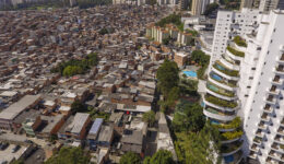 The Paraisópolis Slum, the biggest one in São Paulo city, is next to Morumbi, a rich neighborhood, with high standard residencial buildings. | redução das desigualdades