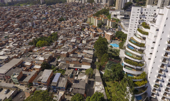 The Paraisópolis Slum, the biggest one in São Paulo city, is next to Morumbi, a rich neighborhood, with high standard residencial buildings. | redução das desigualdades