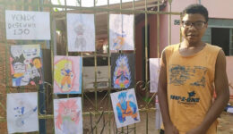 Menino vende desenhos na porta de casa para ajudar a família