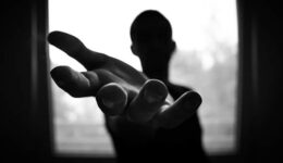 Jovem negro é despido e chicoteado por tentar furtar chocolate