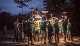 Projetos sociais levam eletricidade e bibliotecas para a Amazônia