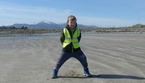 Garoto de 5 anos passa fins de semana limpando praia na Irlanda do Norte