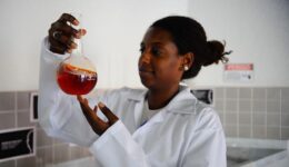 Como a maternidade afeta a carreira científica de mulheres no Brasil
