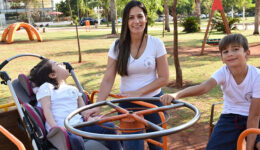 Mãe de menina com deficiência cria playground com brinquedos inclusivos